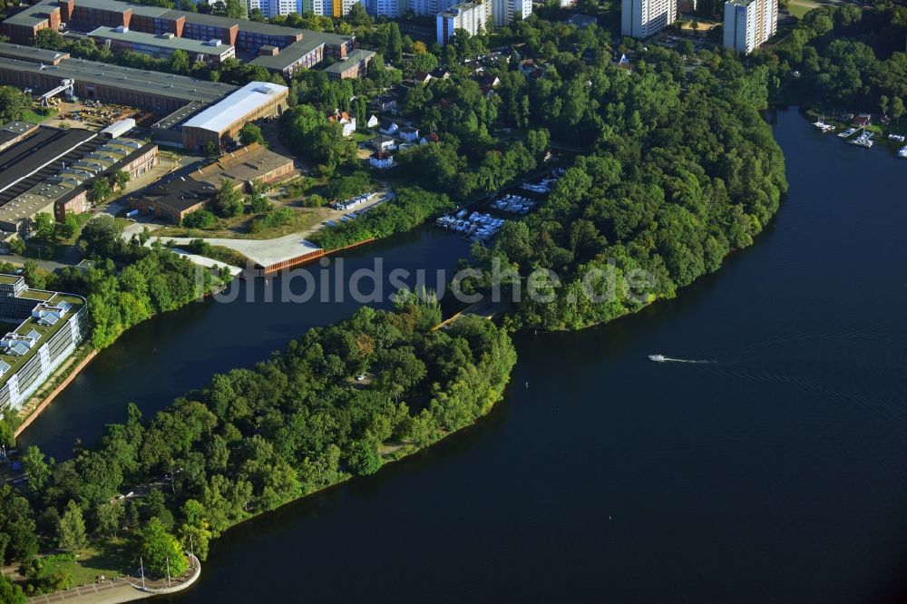 Berlin Reinickendorf aus der Vogelperspektive: Areal des Entwicklungsgebiet Borsighafen am Borsigdamm zum Tefeler See in Berlin Reinickendorf