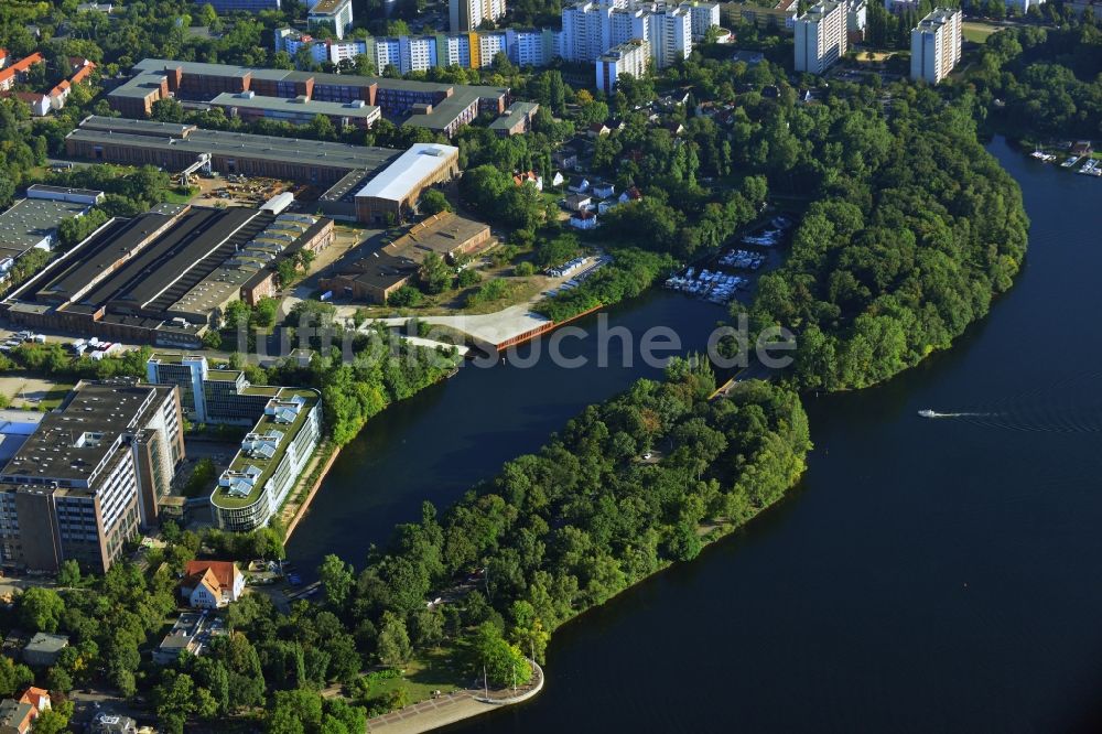 Luftaufnahme Berlin Reinickendorf - Areal des Entwicklungsgebiet Borsighafen am Borsigdamm zum Tefeler See in Berlin Reinickendorf