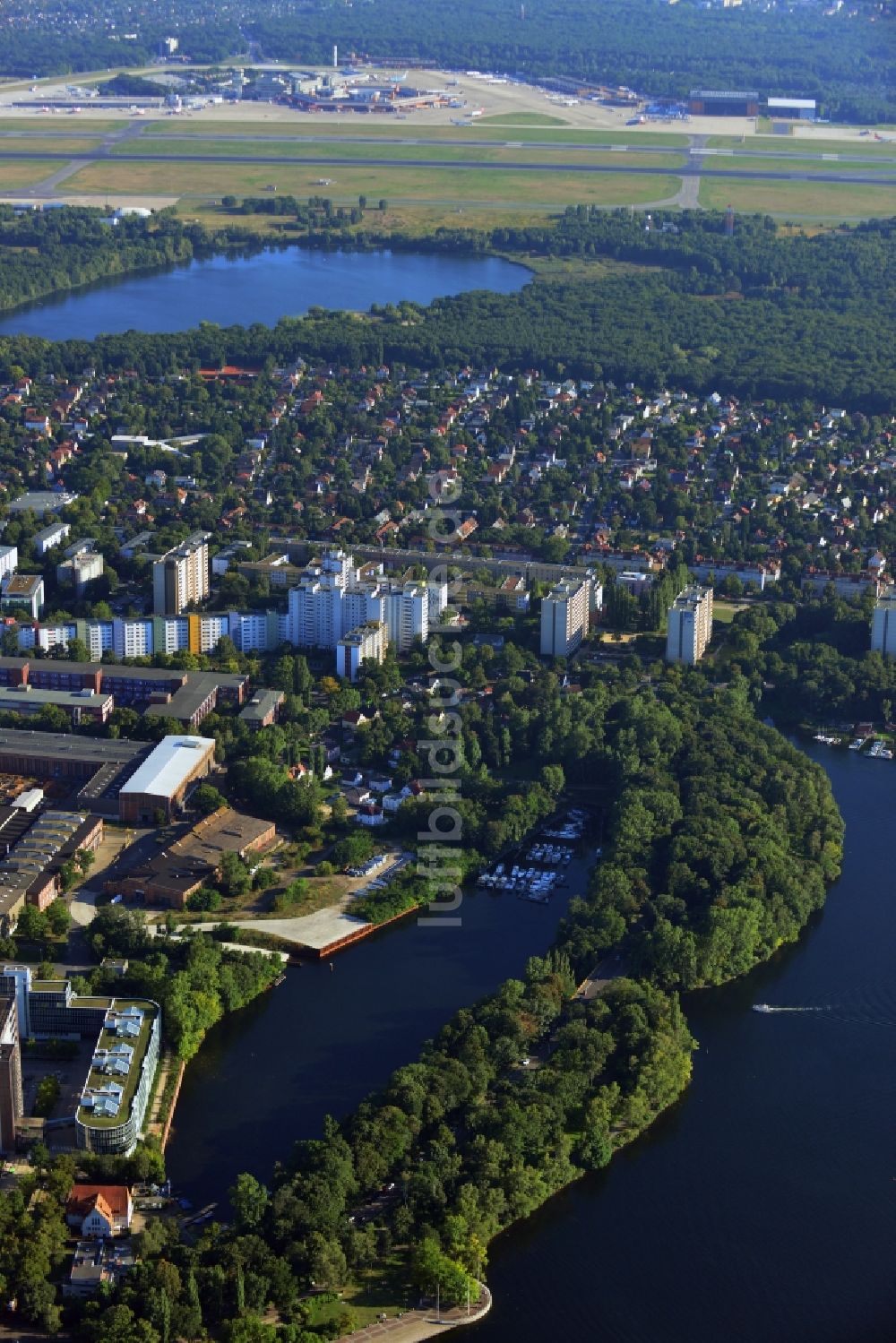 Berlin Reinickendorf aus der Vogelperspektive: Areal des Entwicklungsgebiet Borsighafen am Borsigdamm zum Tefeler See in Berlin Reinickendorf