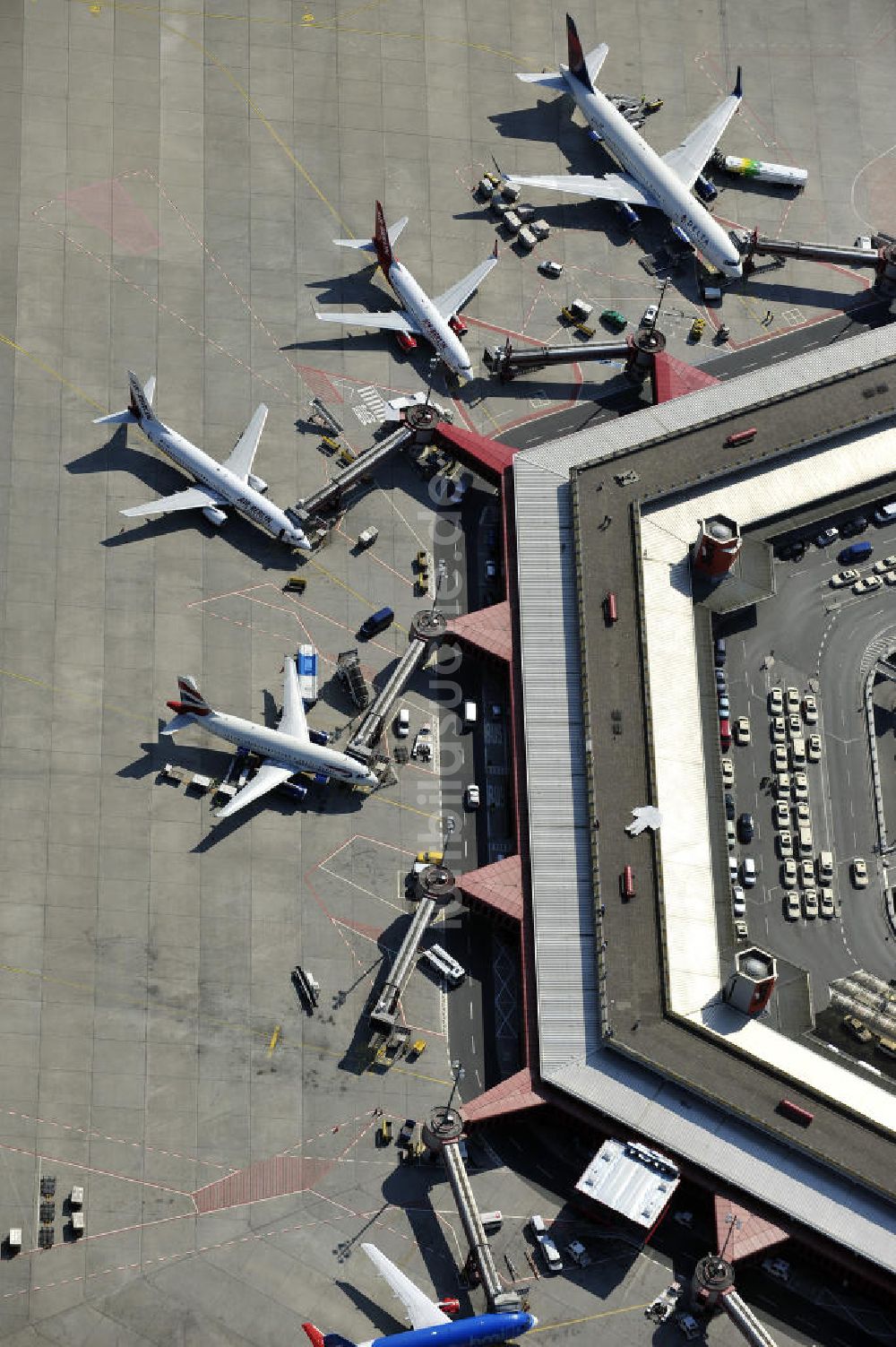 Berlin aus der Vogelperspektive: Areal des Flughafen Berlin- Tegel