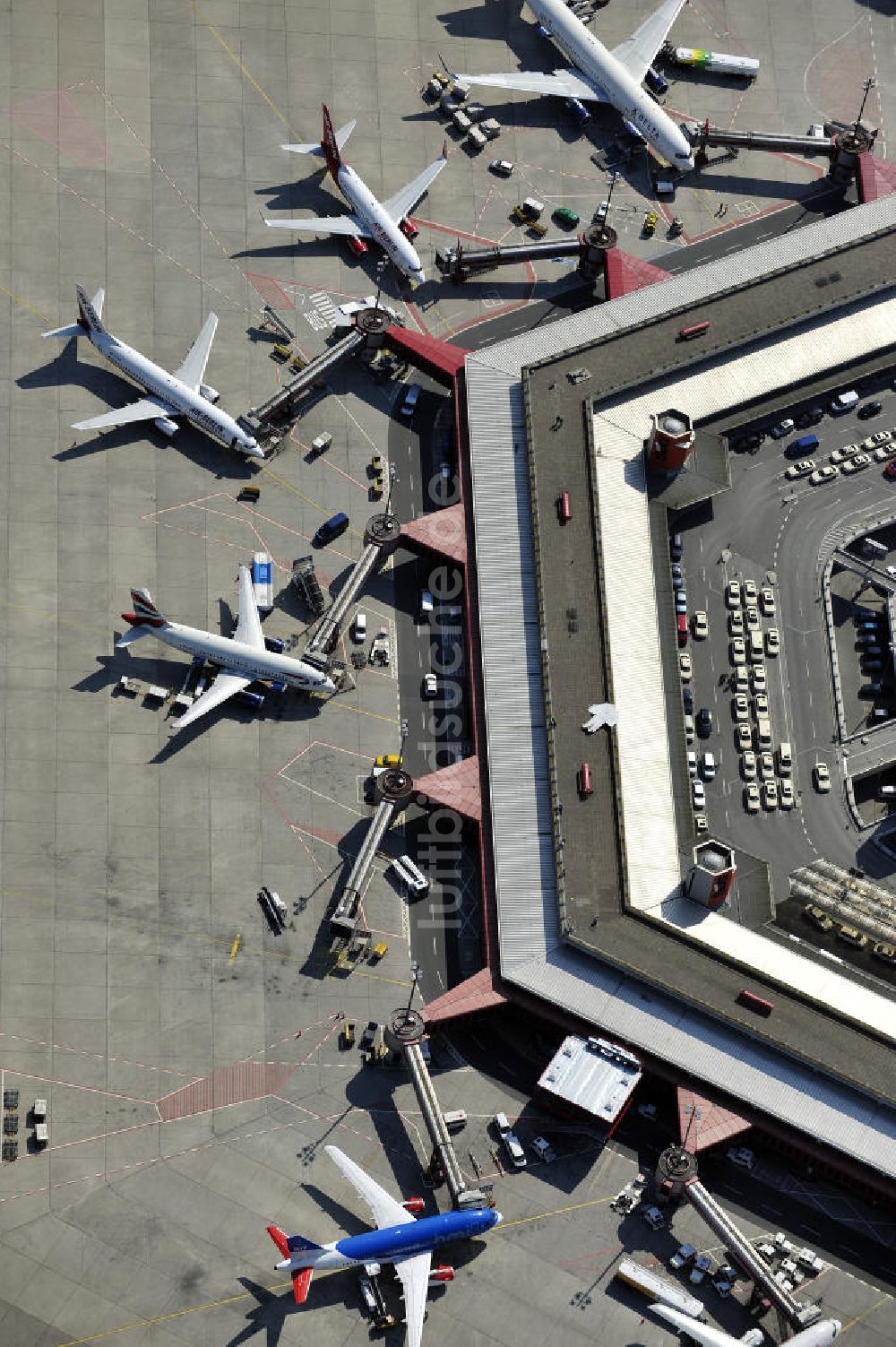 Luftaufnahme Berlin - Areal des Flughafen Berlin- Tegel