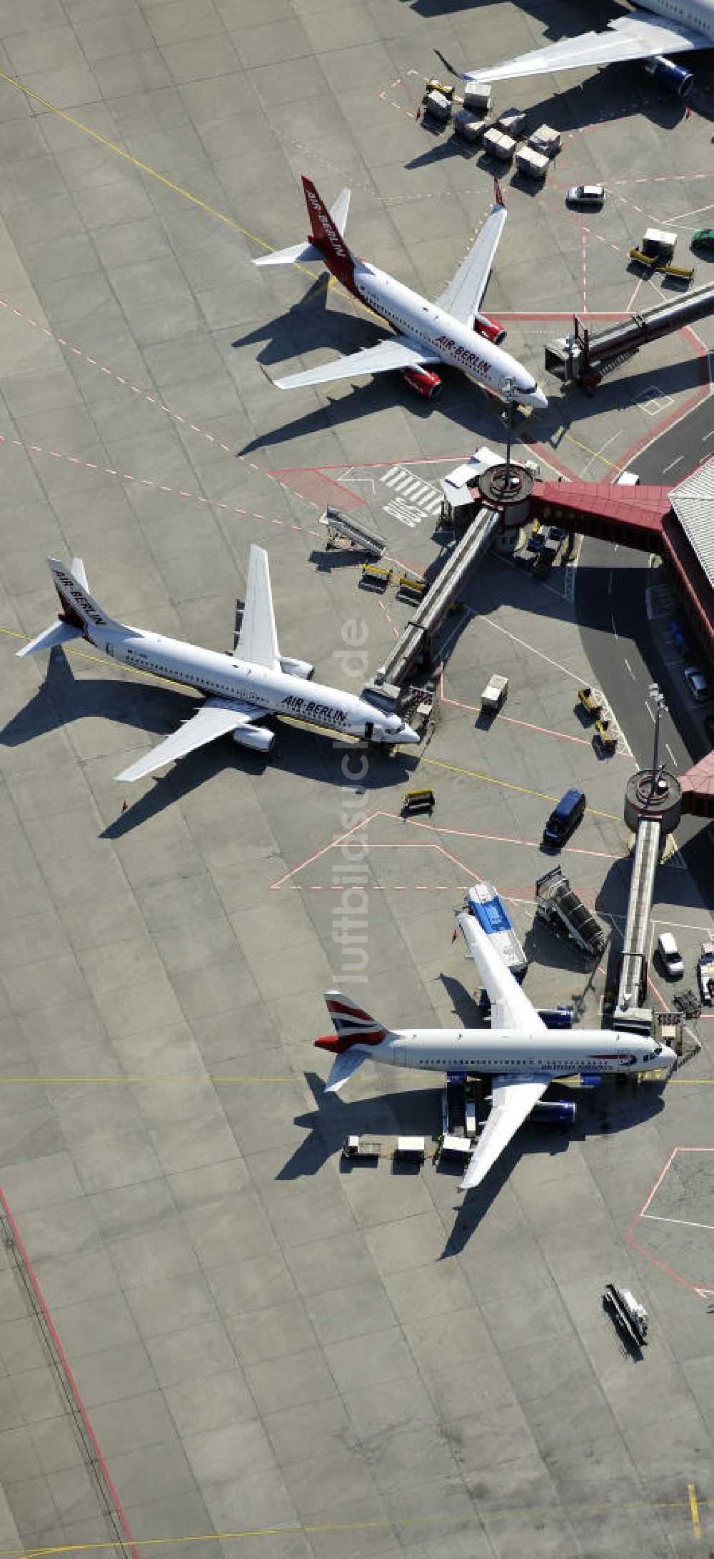 Berlin aus der Vogelperspektive: Areal des Flughafen Berlin- Tegel