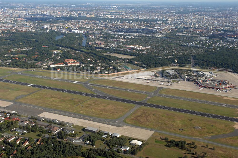 Berlin aus der Vogelperspektive: Areal des Flughafen Berlin- Tegel mit den beiden Start- und Landebahnen