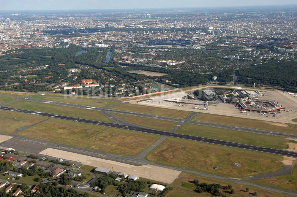 Luftbild Berlin - Areal des Flughafen Berlin- Tegel mit den beiden Start- und Landebahnen