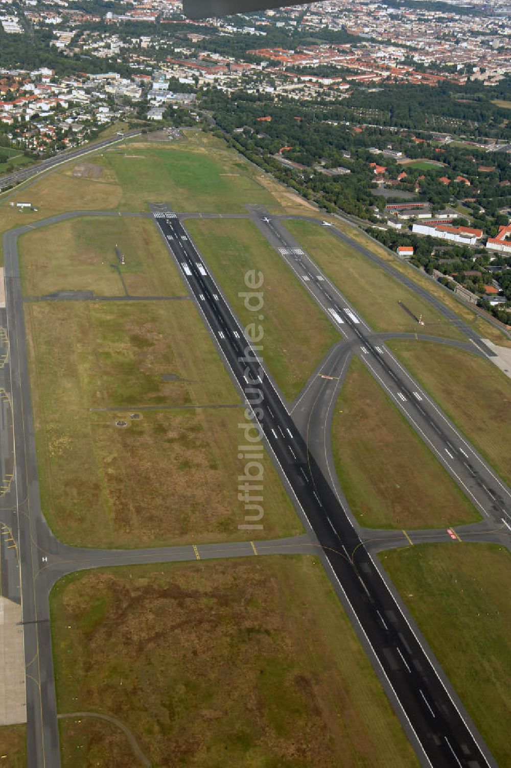 Luftaufnahme Berlin - Areal des Flughafen Berlin- Tegel mit den beiden Start- und Landebahnen