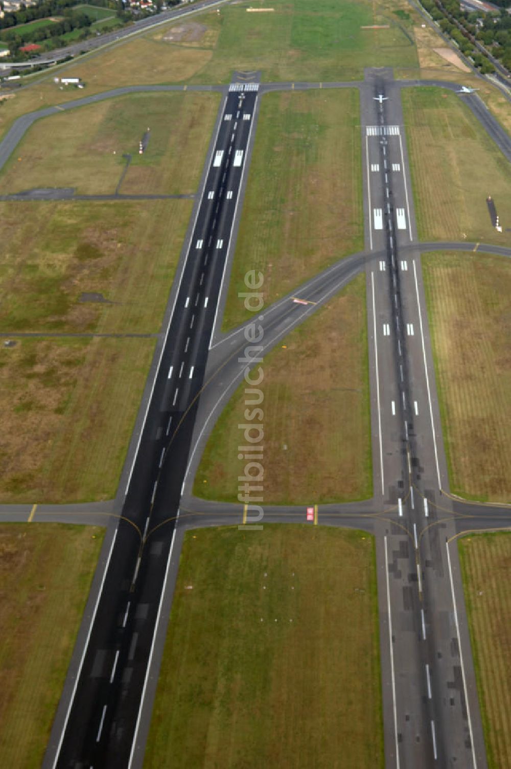 Berlin von oben - Areal des Flughafen Berlin- Tegel mit den beiden Start- und Landebahnen