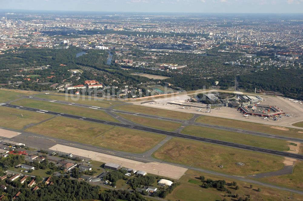 Berlin aus der Vogelperspektive: Areal des Flughafen Berlin- Tegel mit den beiden Start- und Landebahnen