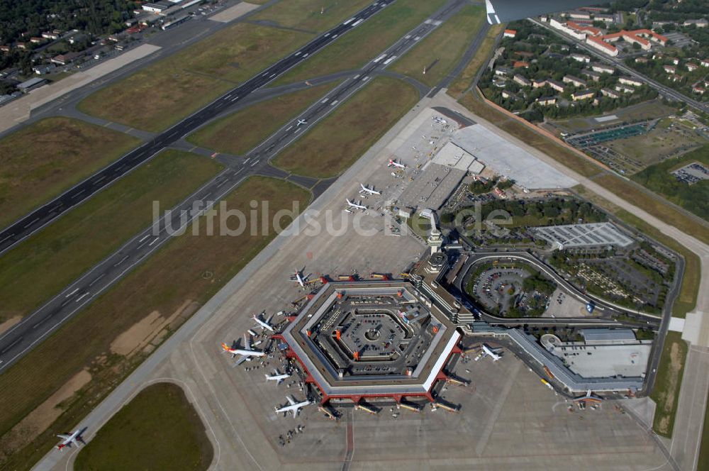 Luftbild Berlin - Areal des Flughafen Berlin- Tegel mit den beiden Start- und Landebahnen