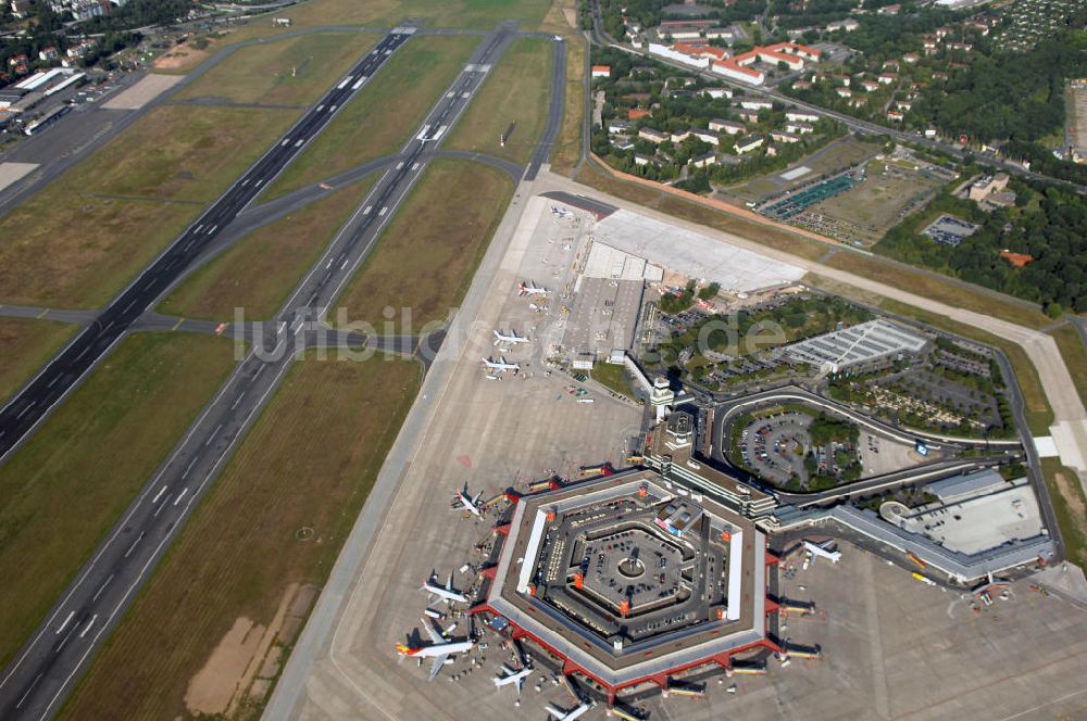 Luftaufnahme Berlin - Areal des Flughafen Berlin- Tegel mit den beiden Start- und Landebahnen