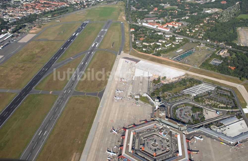 Berlin von oben - Areal des Flughafen Berlin- Tegel mit den beiden Start- und Landebahnen