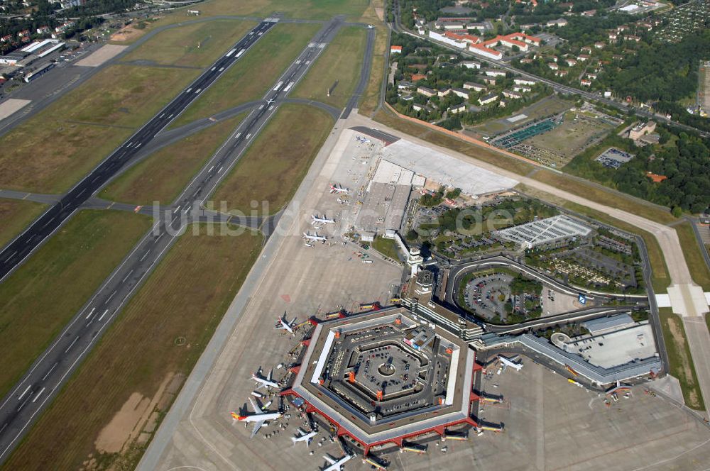 Berlin aus der Vogelperspektive: Areal des Flughafen Berlin- Tegel mit den beiden Start- und Landebahnen