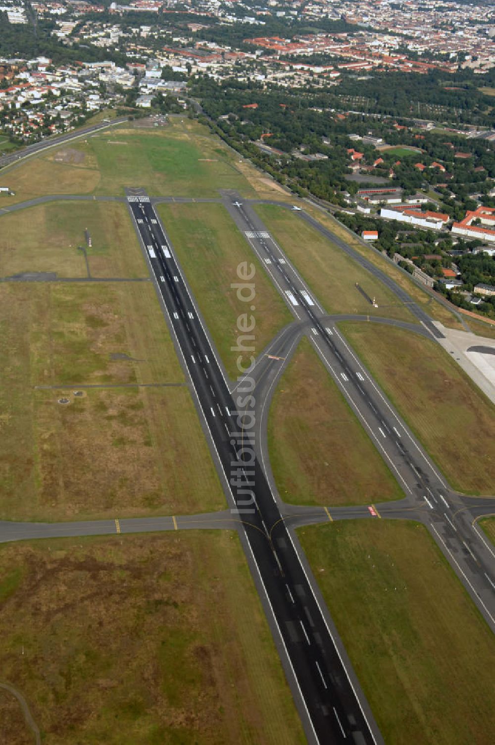 Luftbild Berlin - Areal des Flughafen Berlin- Tegel mit den beiden Start- und Landebahnen