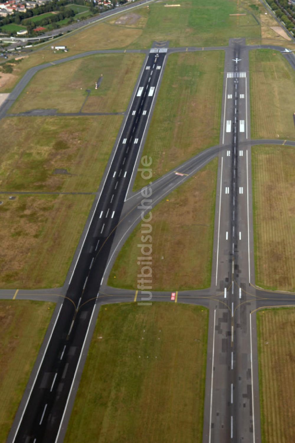 Luftaufnahme Berlin - Areal des Flughafen Berlin- Tegel mit den beiden Start- und Landebahnen