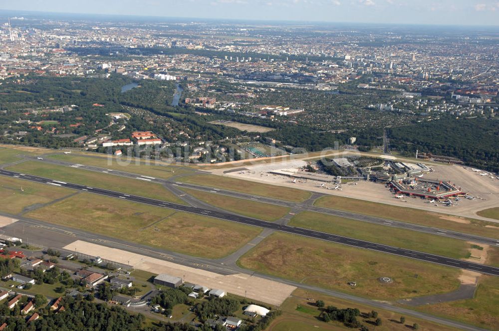 Berlin von oben - Areal des Flughafen Berlin- Tegel mit den beiden Start- und Landebahnen