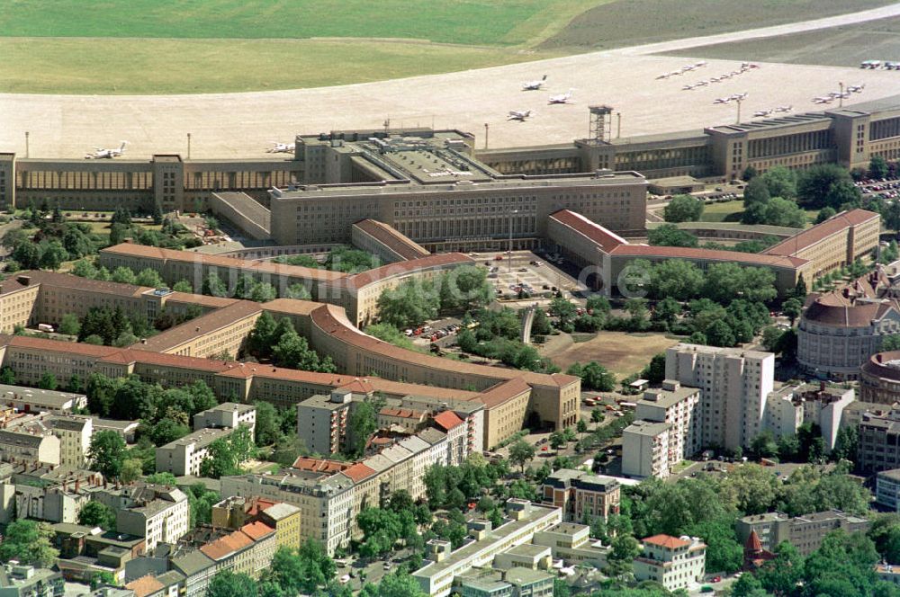 Luftaufnahme Berlin Tempelhof - Areal des Flughafen-Tempelhof in Berlin