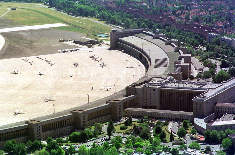 Berlin Tempelhof aus der Vogelperspektive: Areal des Flughafen-Tempelhof in Berlin