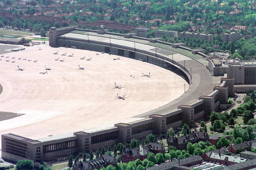 Luftbild Berlin Tempelhof - Areal des Flughafen-Tempelhof in Berlin