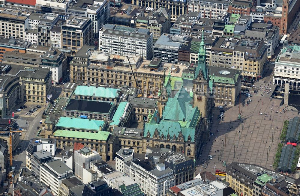 Luftbild Hamburg - Areal am Hamburger Rathaus , dem Sitz der Bürgerschaft ( Parlamen t) und des Senats ( Landesregierung ) der Freien und Hansestadt Hamburg