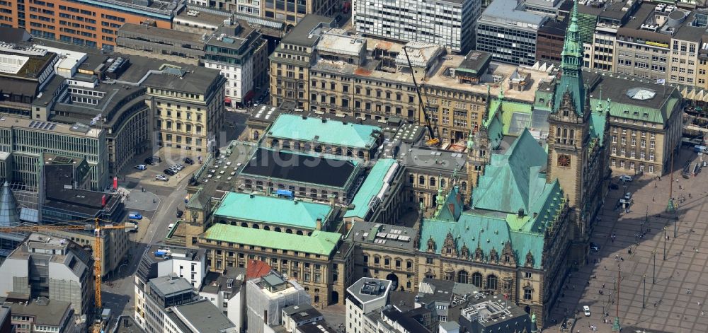 Luftaufnahme Hamburg - Areal am Hamburger Rathaus , dem Sitz der Bürgerschaft ( Parlamen t) und des Senats ( Landesregierung ) der Freien und Hansestadt Hamburg