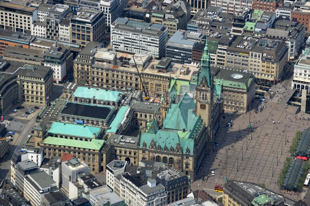 Hamburg von oben - Areal am Hamburger Rathaus , dem Sitz der Bürgerschaft ( Parlamen t) und des Senats ( Landesregierung ) der Freien und Hansestadt Hamburg