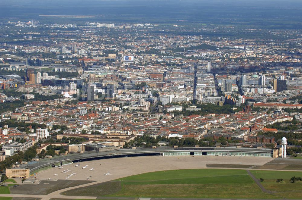 Luftbild Berlin - Areal des historischen Flughafens Berlin-Tempelhof