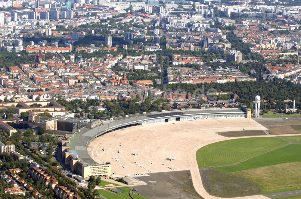 Berlin von oben - Areal des historischen Flughafens Berlin-Tempelhof