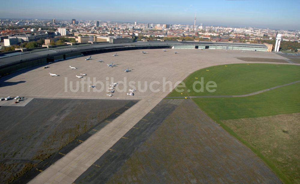 Berlin aus der Vogelperspektive: Areal des historischen Flughafens Berlin-Tempelhof