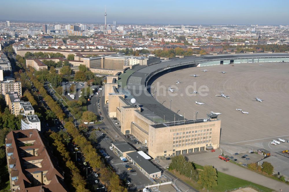 Luftaufnahme Berlin - Areal des historischen Flughafens Berlin-Tempelhof