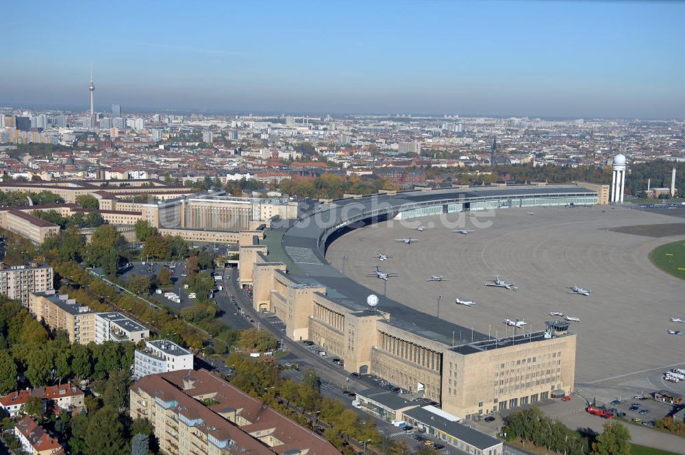 Berlin aus der Vogelperspektive: Areal des historischen Flughafens Berlin-Tempelhof