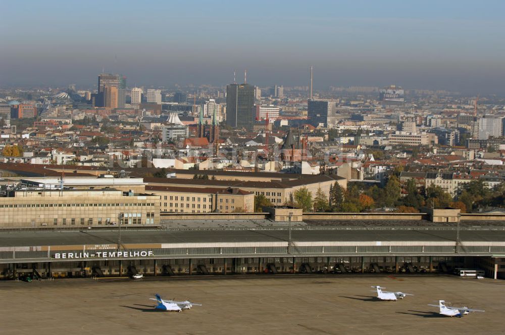 Berlin aus der Vogelperspektive: Areal des historischen Flughafens Berlin-Tempelhof