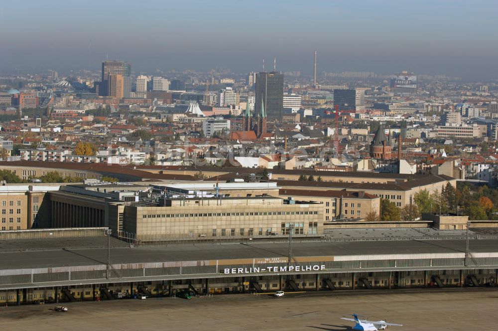 Luftaufnahme Berlin - Areal des historischen Flughafens Berlin-Tempelhof