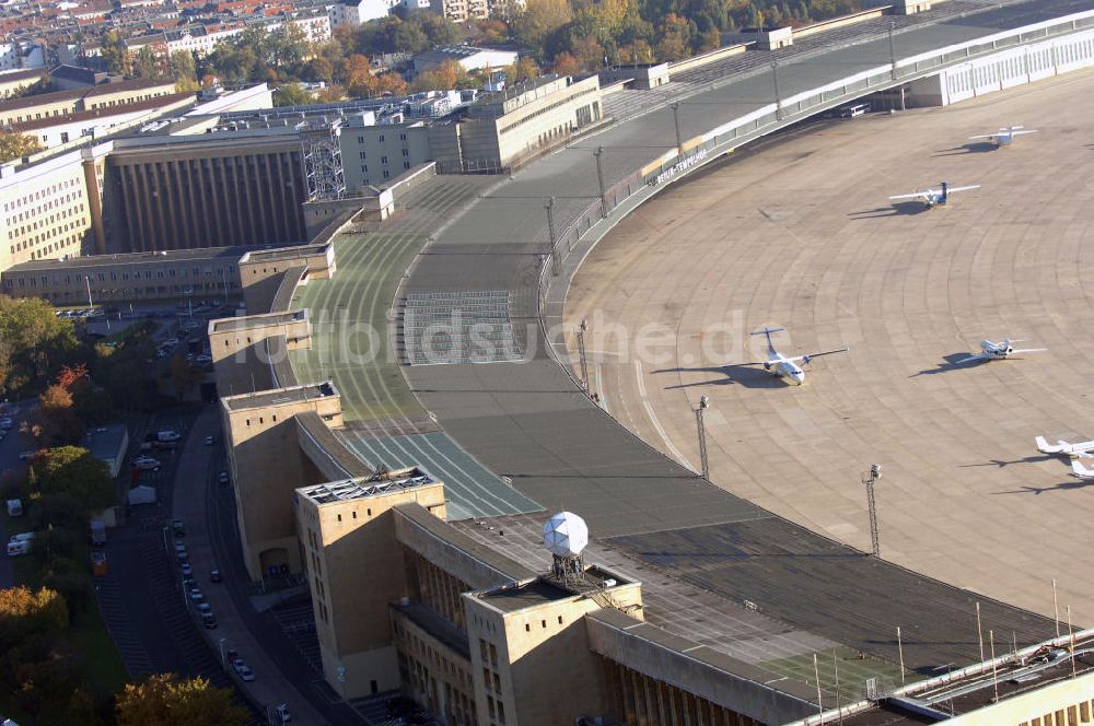 Berlin aus der Vogelperspektive: Areal des historischen Flughafens Berlin-Tempelhof