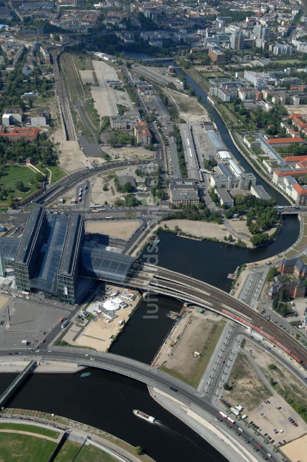 Berlin aus der Vogelperspektive: Areal des Humboldthafens am Hauptbahnhof in Berlin Moabit