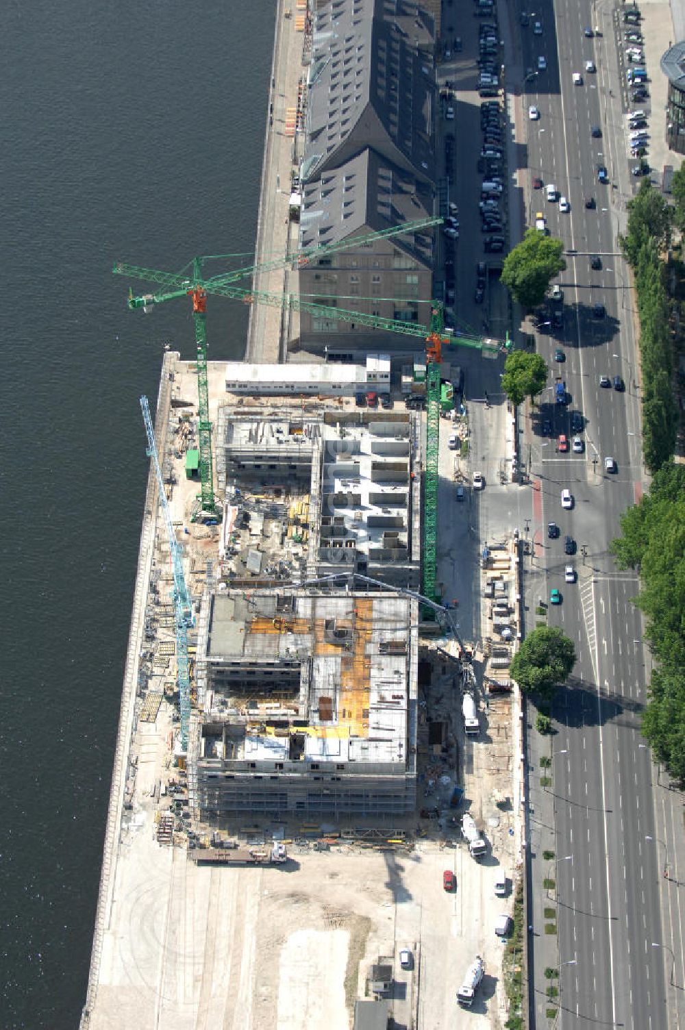 Luftbild Berlin - Areal Mediaspree, im Bereich des früheren Osthafens der BEHALA