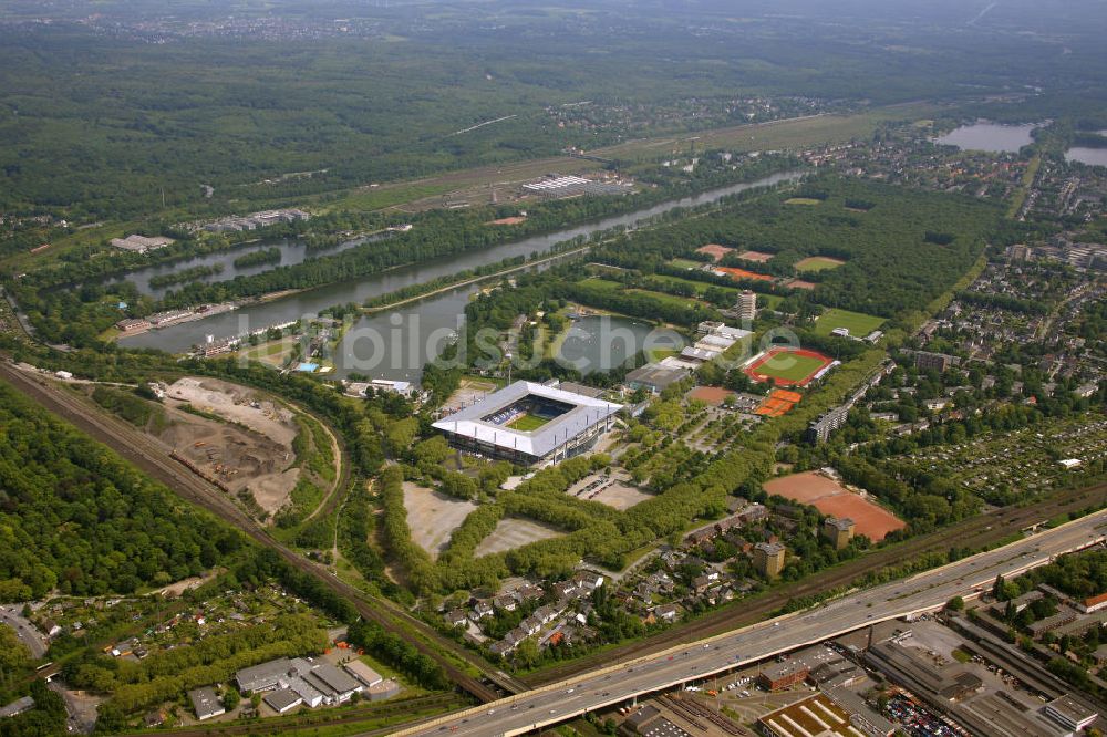 Duisburg aus der Vogelperspektive: Areal an der MSV-Arena Wedau mit der Regattabahn und der Parallelkanal in Duisburg