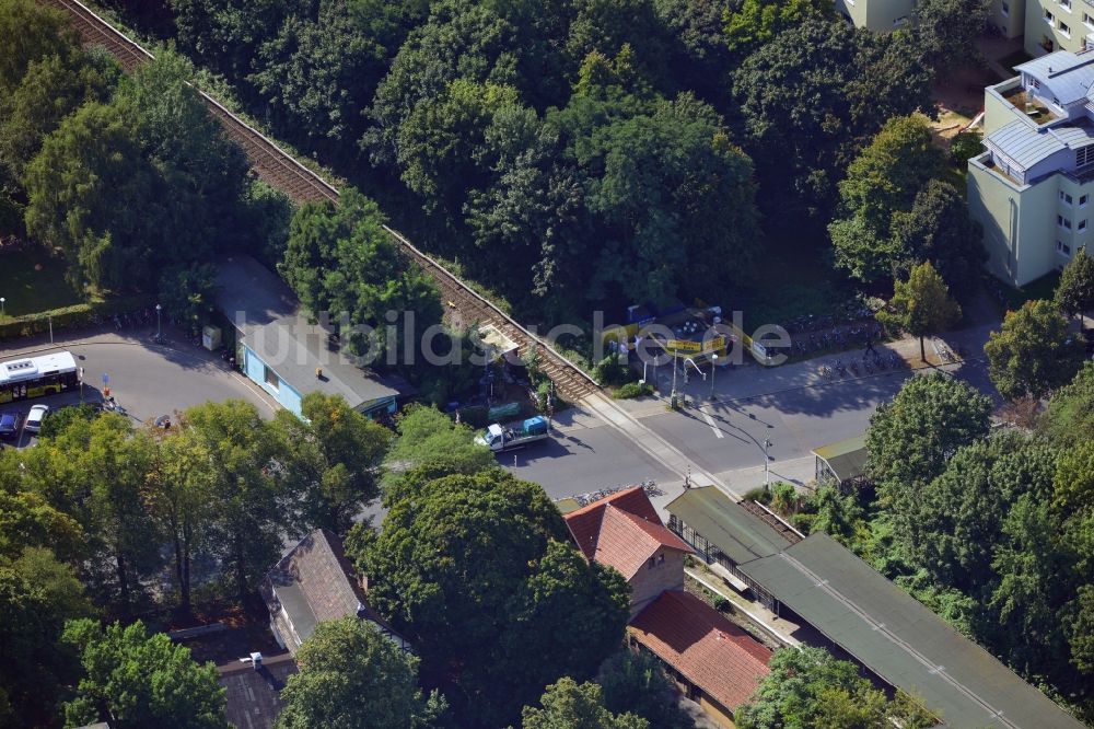 Berlin von oben - Areal Prinzessinnenstraße / Bahnhofstraße an der Bahnstrecke Dresdner Bahn zum S- Bahnhof Lichtenrade in Berlin