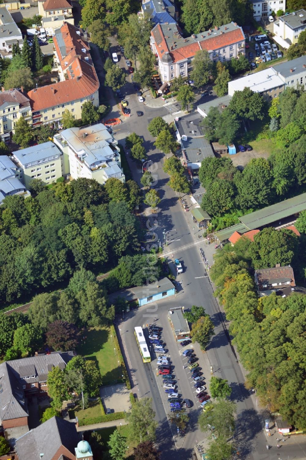 Berlin aus der Vogelperspektive: Areal Prinzessinnenstraße / Bahnhofstraße an der Bahnstrecke Dresdner Bahn zum S- Bahnhof Lichtenrade in Berlin