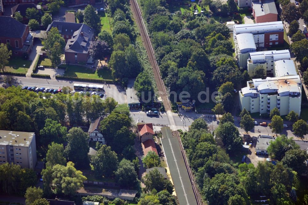 Berlin aus der Vogelperspektive: Areal Prinzessinnenstraße / Bahnhofstraße an der Bahnstrecke Dresdner Bahn zum S- Bahnhof Lichtenrade in Berlin