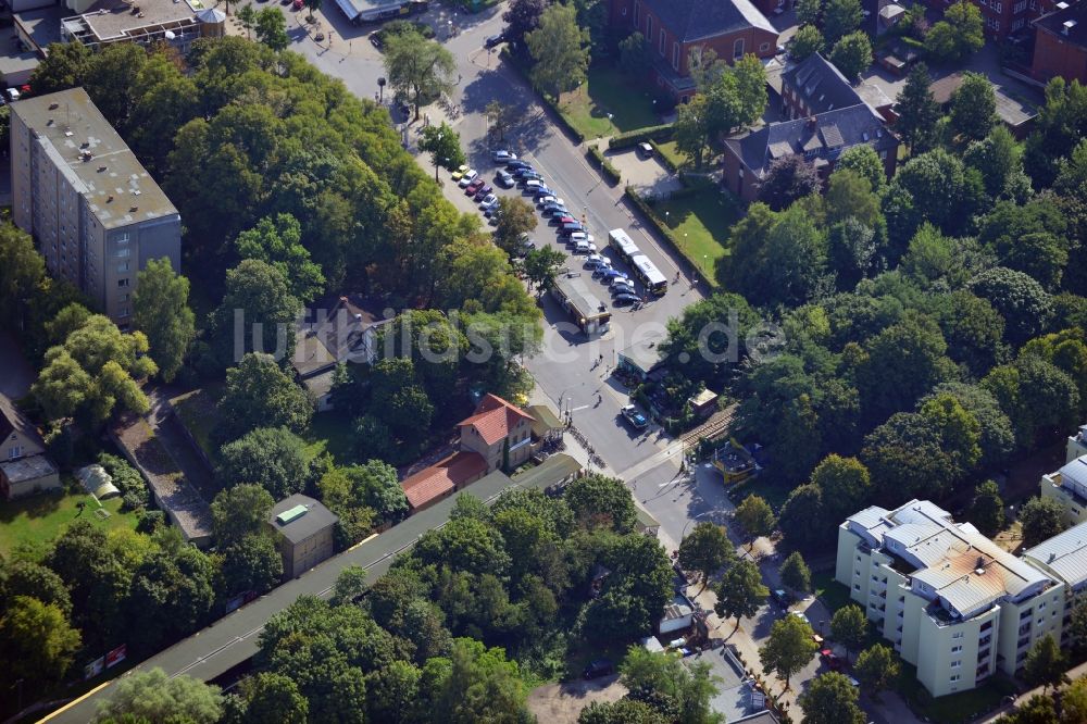 Berlin aus der Vogelperspektive: Areal Prinzessinnenstraße / Bahnhofstraße an der Bahnstrecke Dresdner Bahn zum S- Bahnhof Lichtenrade in Berlin