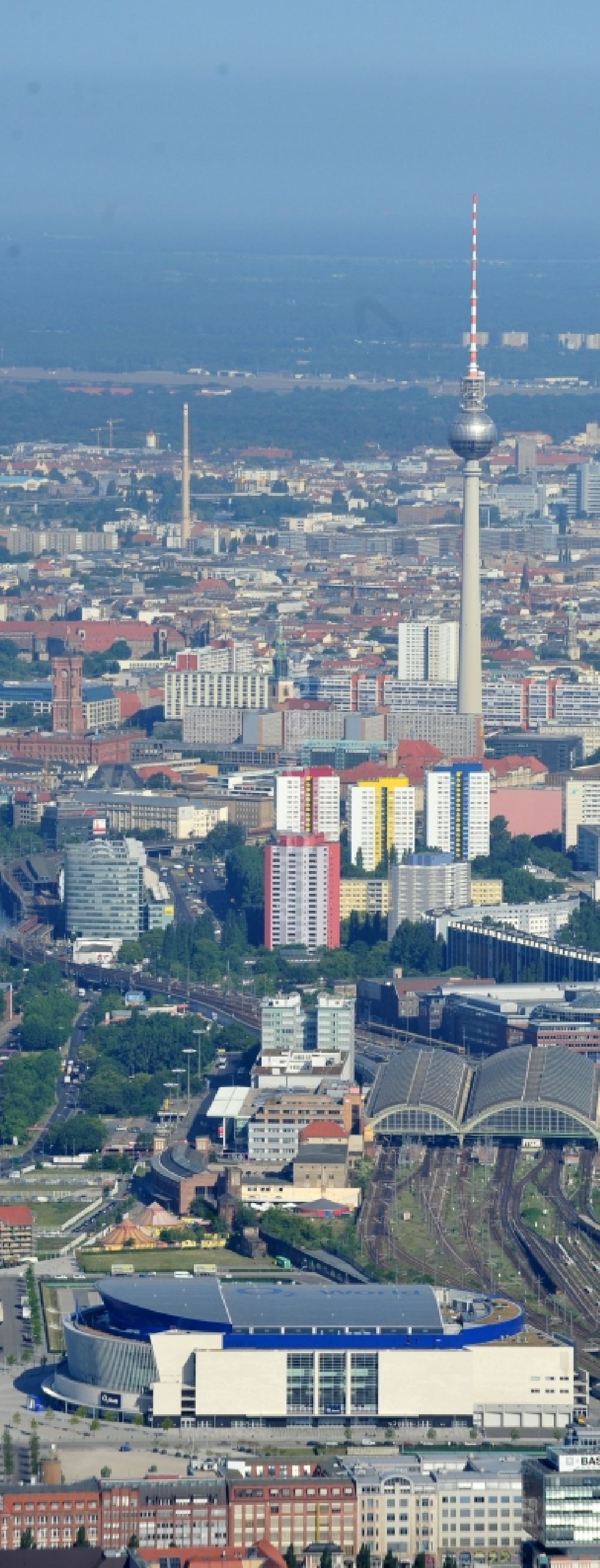 Berlin von oben - Areal am Spreeufer zum Anschutz Areal entlang der Mühlenstraße an der O2 Arena im Stadtteil Friedrichshain von Berlin