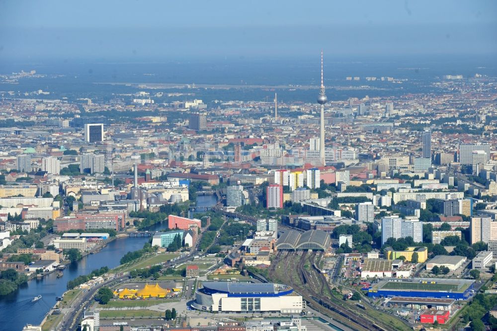 Luftbild Berlin - Areal am Spreeufer zum Anschutz Areal entlang der Mühlenstraße an der O2 Arena im Stadtteil Friedrichshain von Berlin