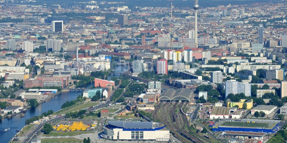 Luftaufnahme Berlin - Areal am Spreeufer zum Anschutz Areal entlang der Mühlenstraße an der O2 Arena im Stadtteil Friedrichshain von Berlin