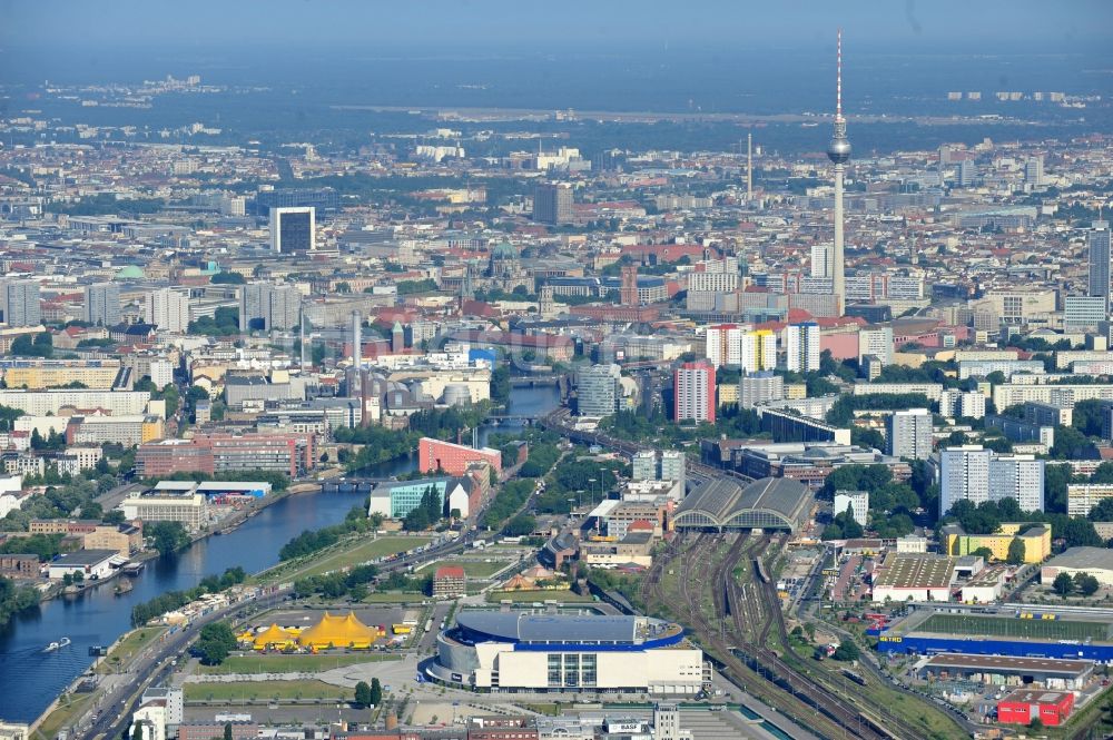 Berlin von oben - Areal am Spreeufer zum Anschutz Areal entlang der Mühlenstraße an der O2 Arena im Stadtteil Friedrichshain von Berlin