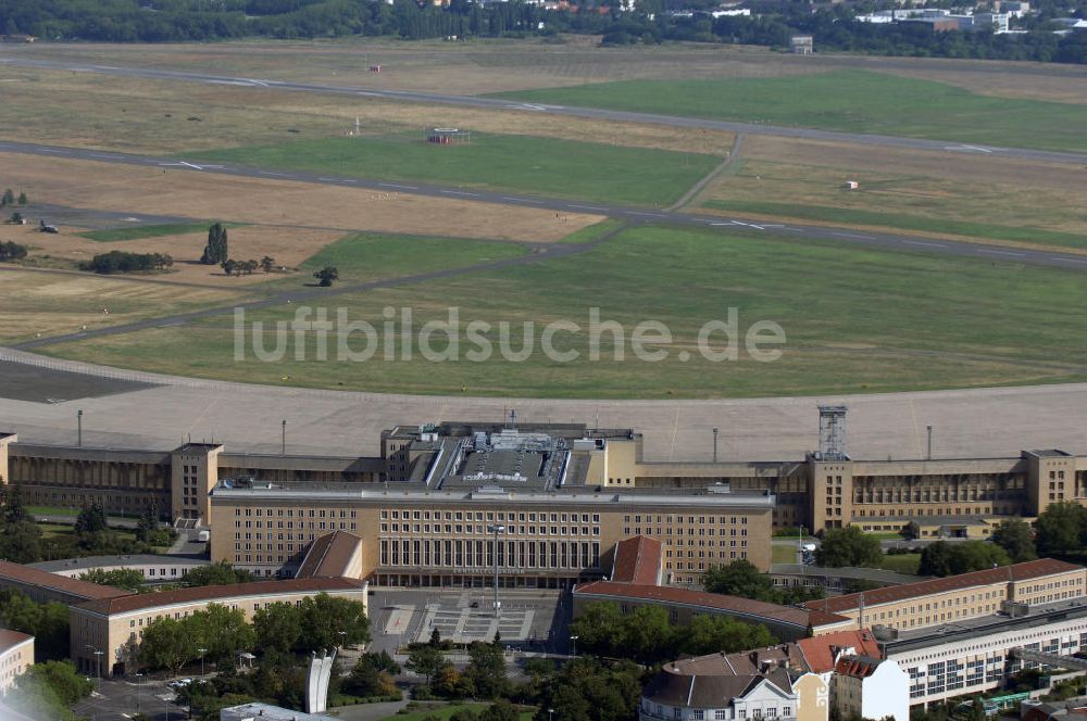 Luftbild Berlin - Areal des stillgelegten Flughafen Berlin - Tempelhof als Veranstaltungsort für Berlin Festival und mehr