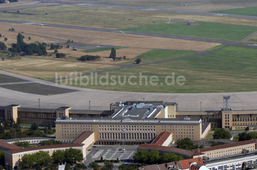 Luftaufnahme Berlin - Areal des stillgelegten Flughafen Berlin - Tempelhof als Veranstaltungsort für Berlin Festival und mehr