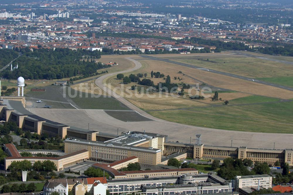 Berlin von oben - Areal des stillgelegten Flughafen Berlin - Tempelhof als Veranstaltungsort für Berlin Festival und mehr