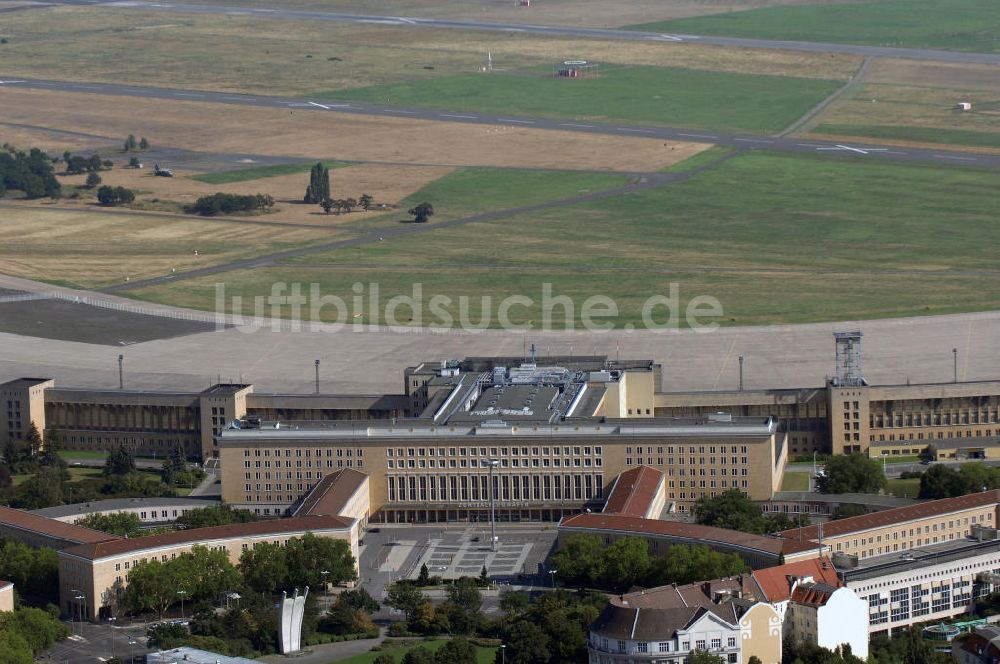 Berlin aus der Vogelperspektive: Areal des stillgelegten Flughafen Berlin - Tempelhof als Veranstaltungsort für Berlin Festival und mehr