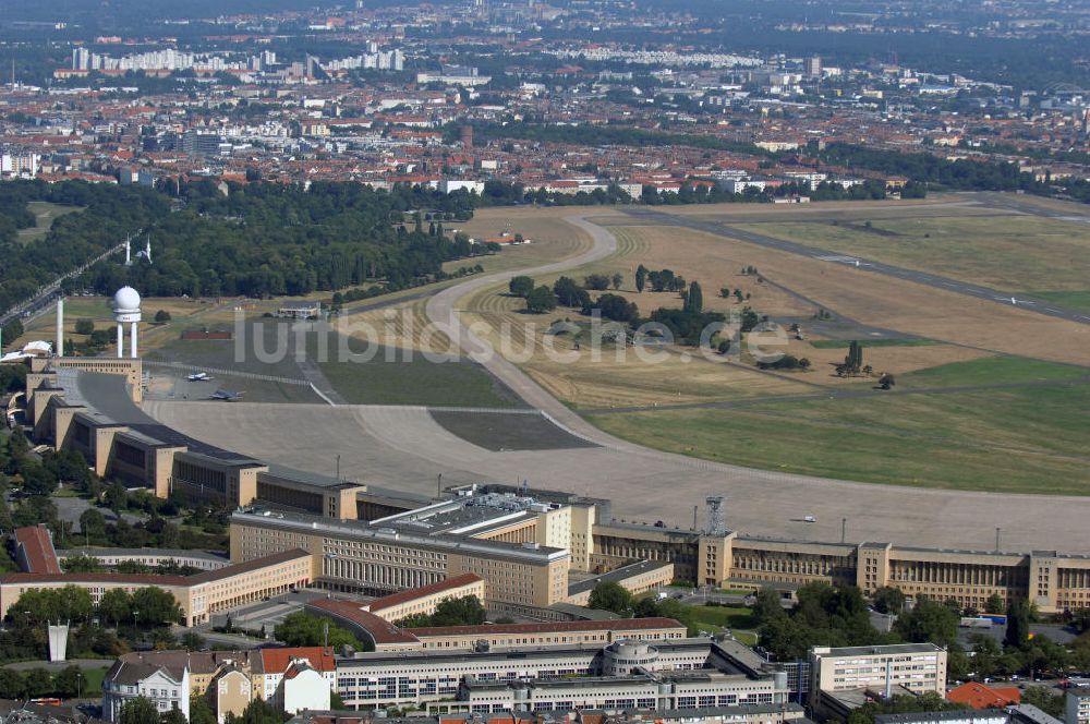 Luftbild Berlin - Areal des stillgelegten Flughafen Berlin - Tempelhof als Veranstaltungsort für Berlin Festival und mehr