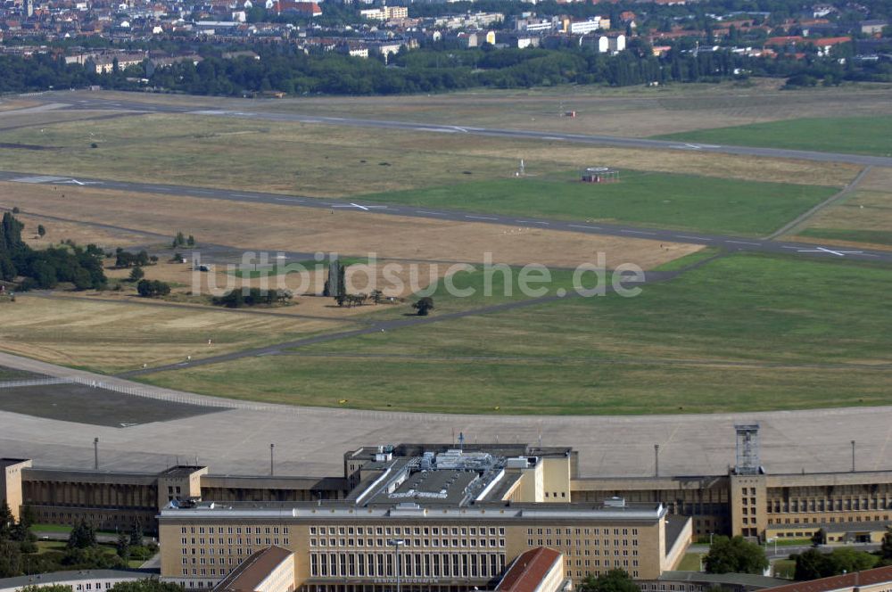 Luftaufnahme Berlin - Areal des stillgelegten Flughafen Berlin - Tempelhof als Veranstaltungsort für Berlin Festival und mehr