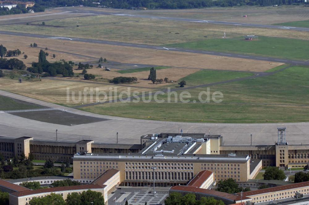 Berlin von oben - Areal des stillgelegten Flughafen Berlin - Tempelhof als Veranstaltungsort für Berlin Festival und mehr